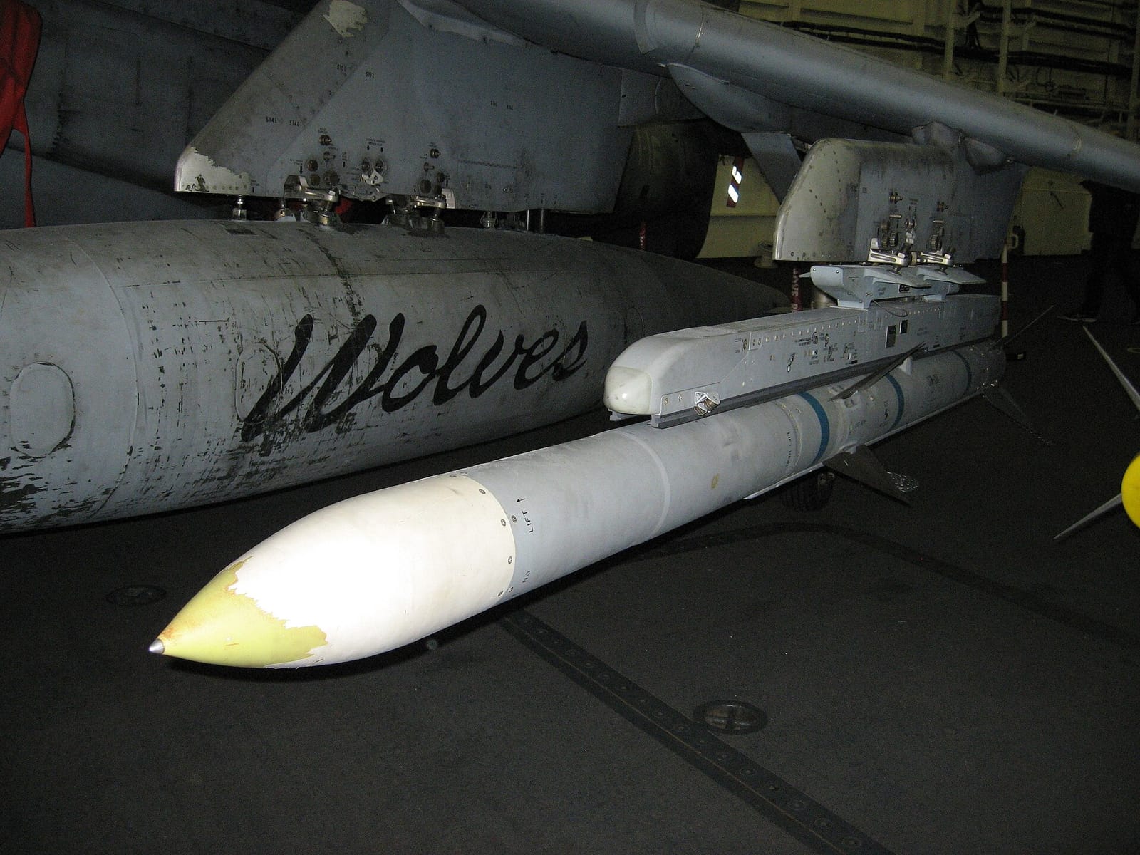 Missile AIM-120B AMRAAM monté sur un Harrier II de la marine italienne