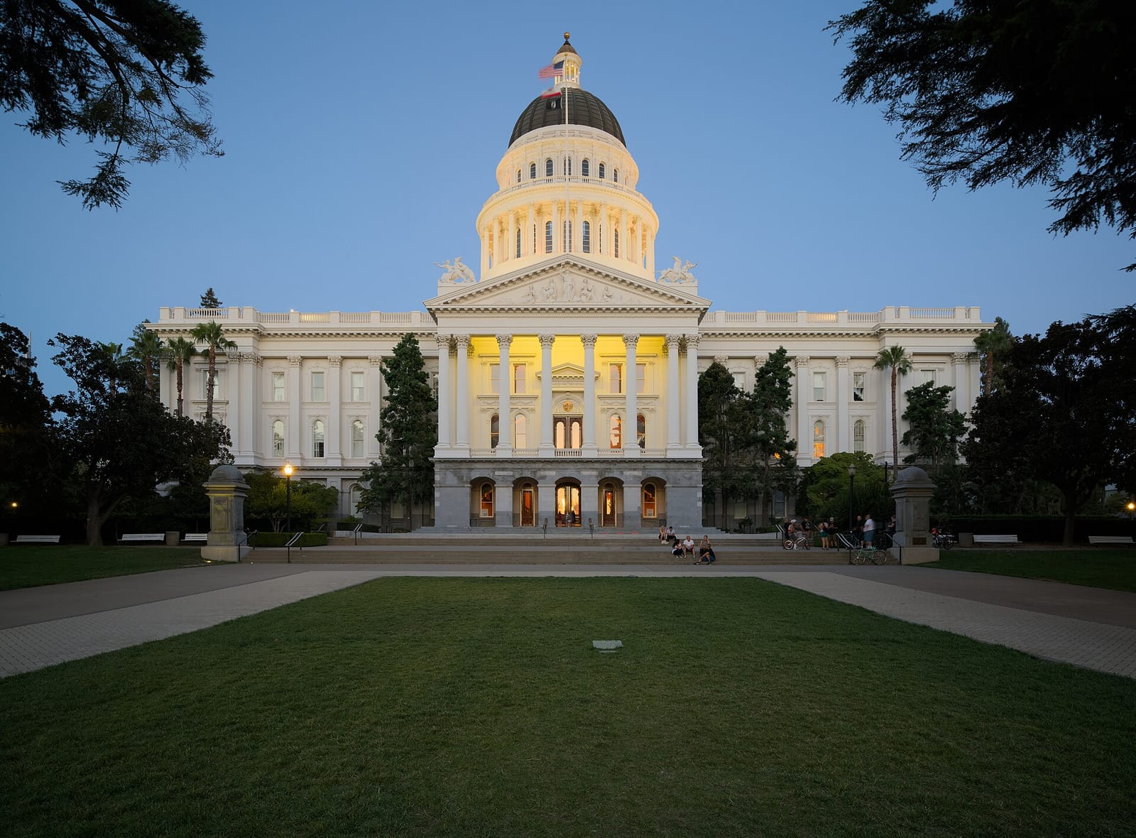 Capitolio del Estado de California en Sacramento durante la hora azul, vista frontal