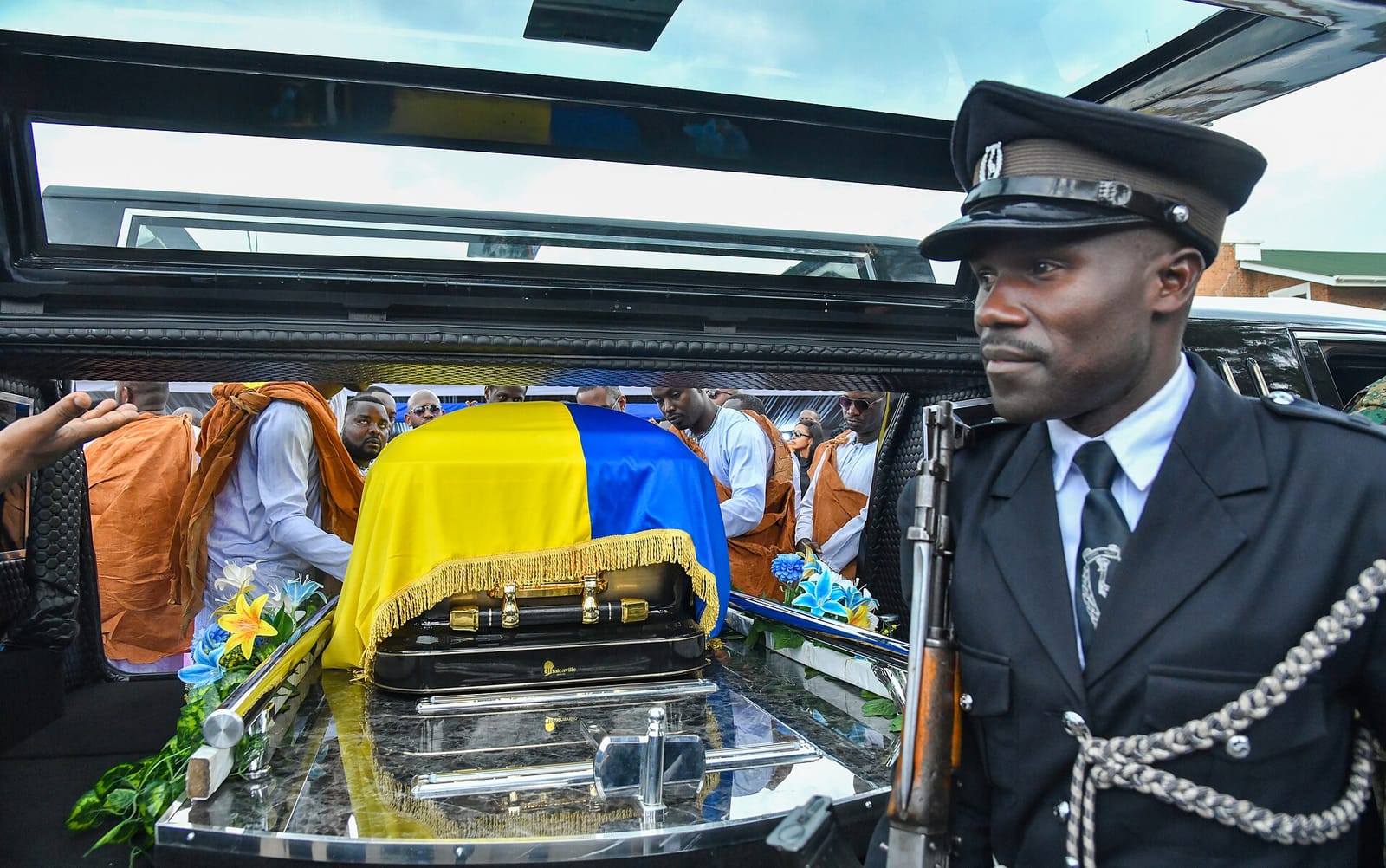 Der verhüllte Sarg von König Oyo während des Trauerzugs in Fort Portal