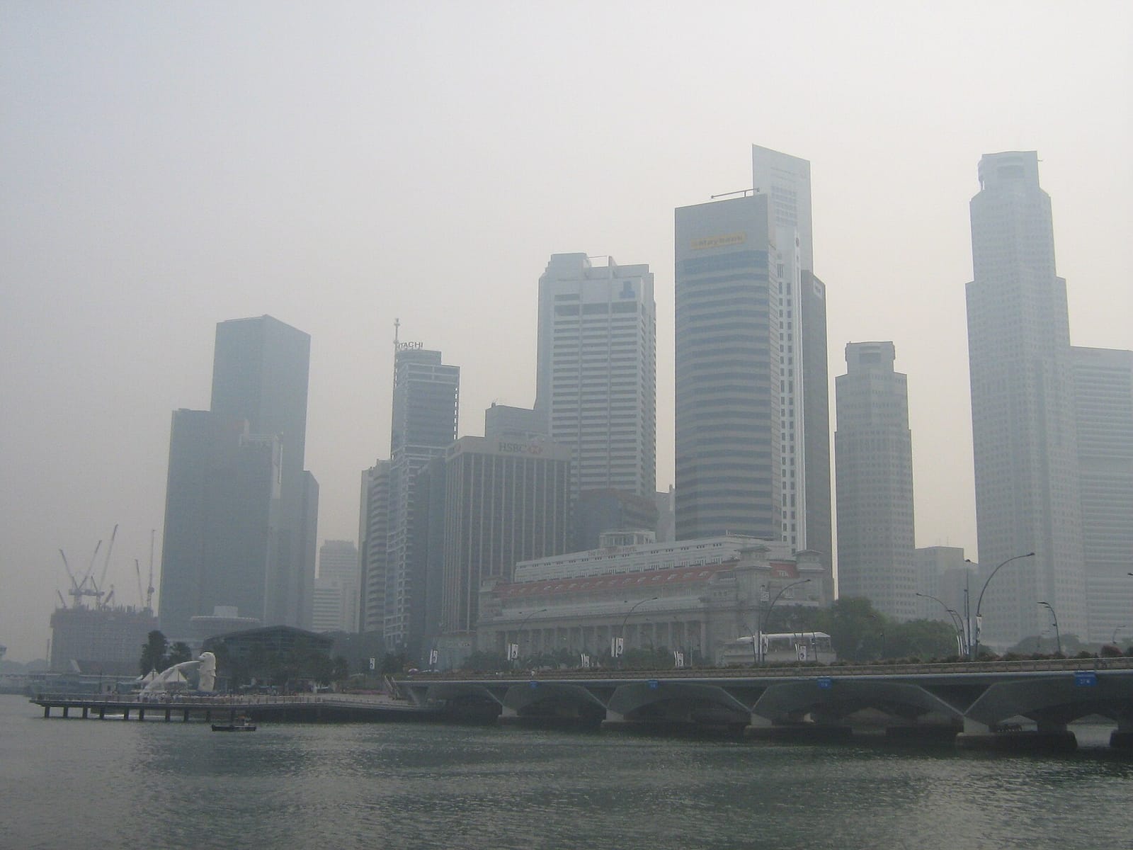 Les gratte-ciel de Singapour enveloppés de brume