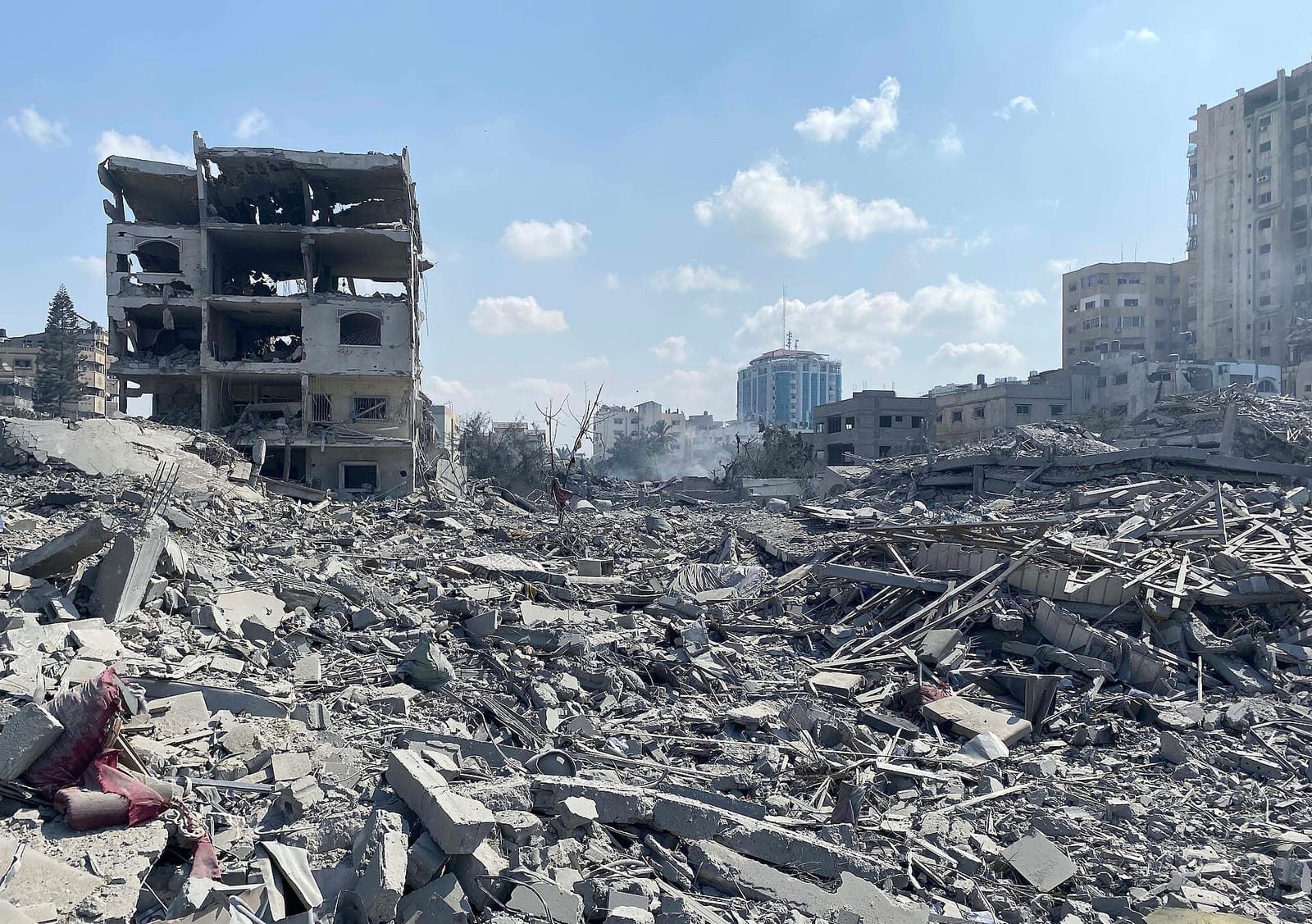 Immeubles d'habitation du quartier de Rimal, dans la ville de Gaza, endommagés par une frappe aérienne israélienne, octobre 2023