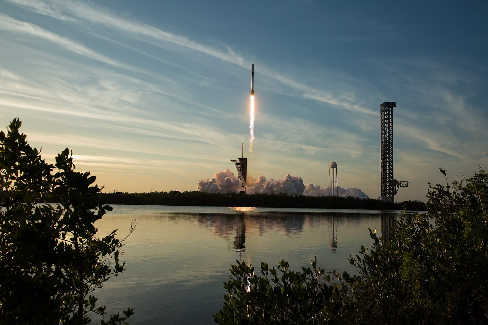 Photo d'archives : une Falcon 9 lance Crew Dragon lors de la mission Crew-10 de la NASA