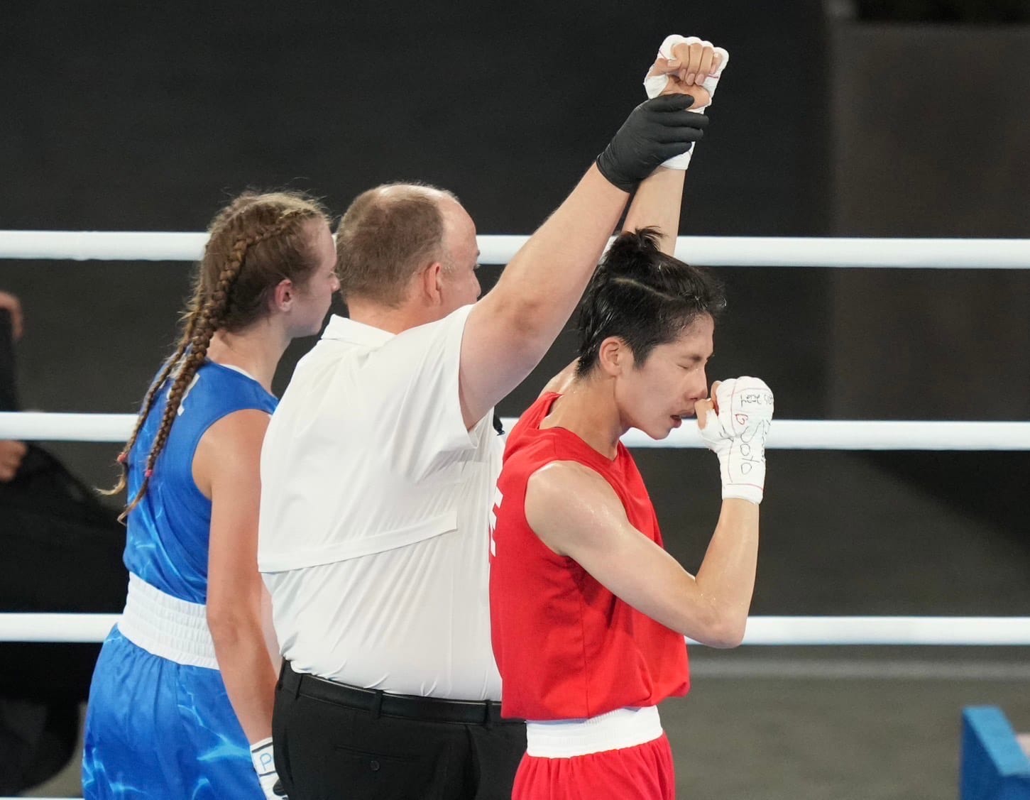 Archivfoto: Lin Yu-tings erhobene Hand nach ihrem Gewinn von Gold in der Klasse bis 57 kg bei Paris 2024