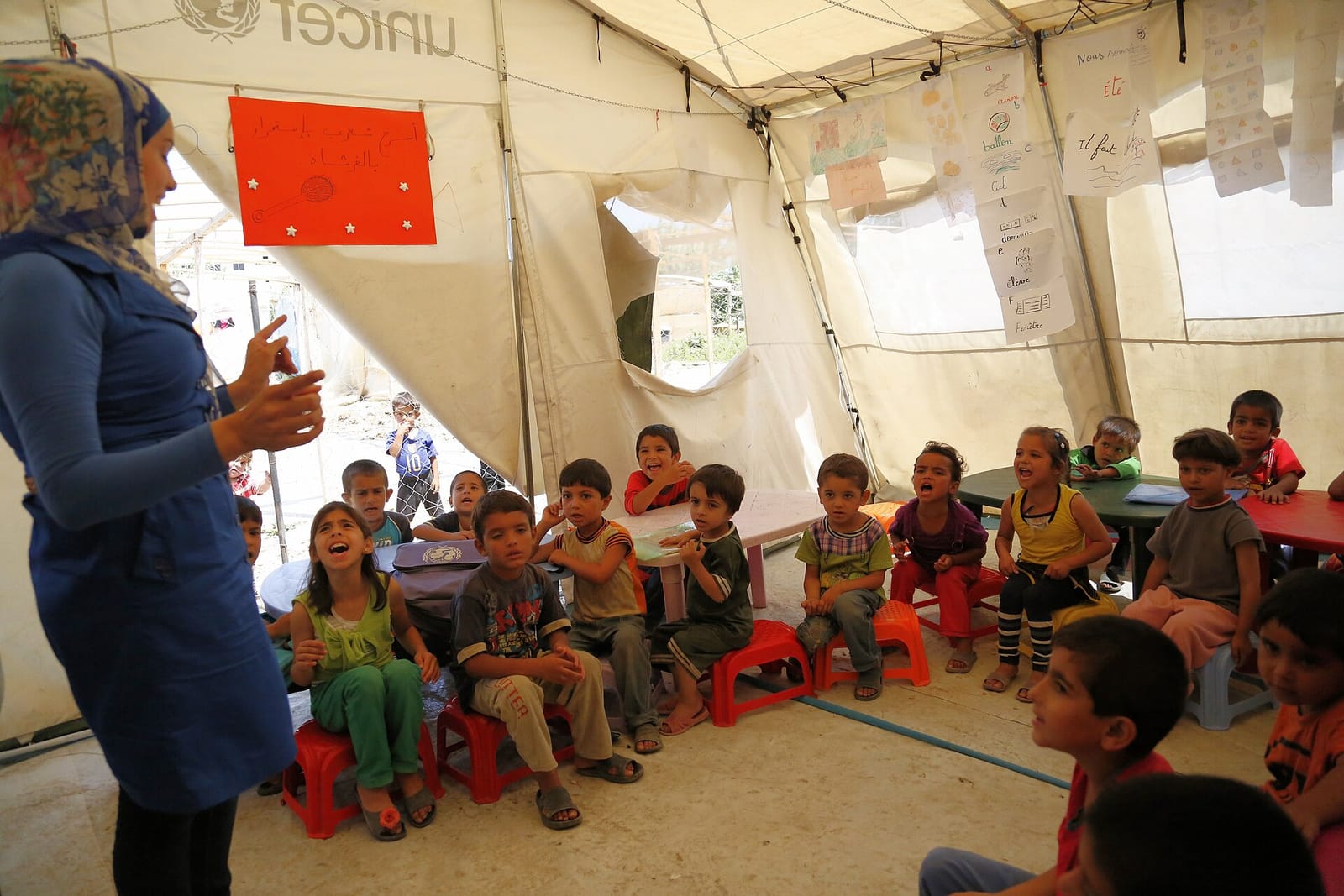 Photo d'archives : enfants réfugiés syriens dans une salle de classe temporaire de l'UNICEF, Liban, 2014