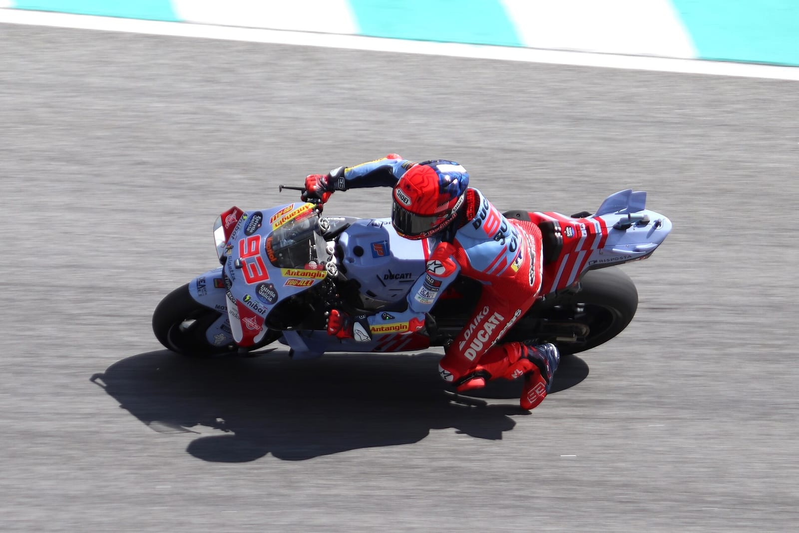 Foto de archivo: Marc Márquez pilotando en el Gran Premio de Malasia de 2024.