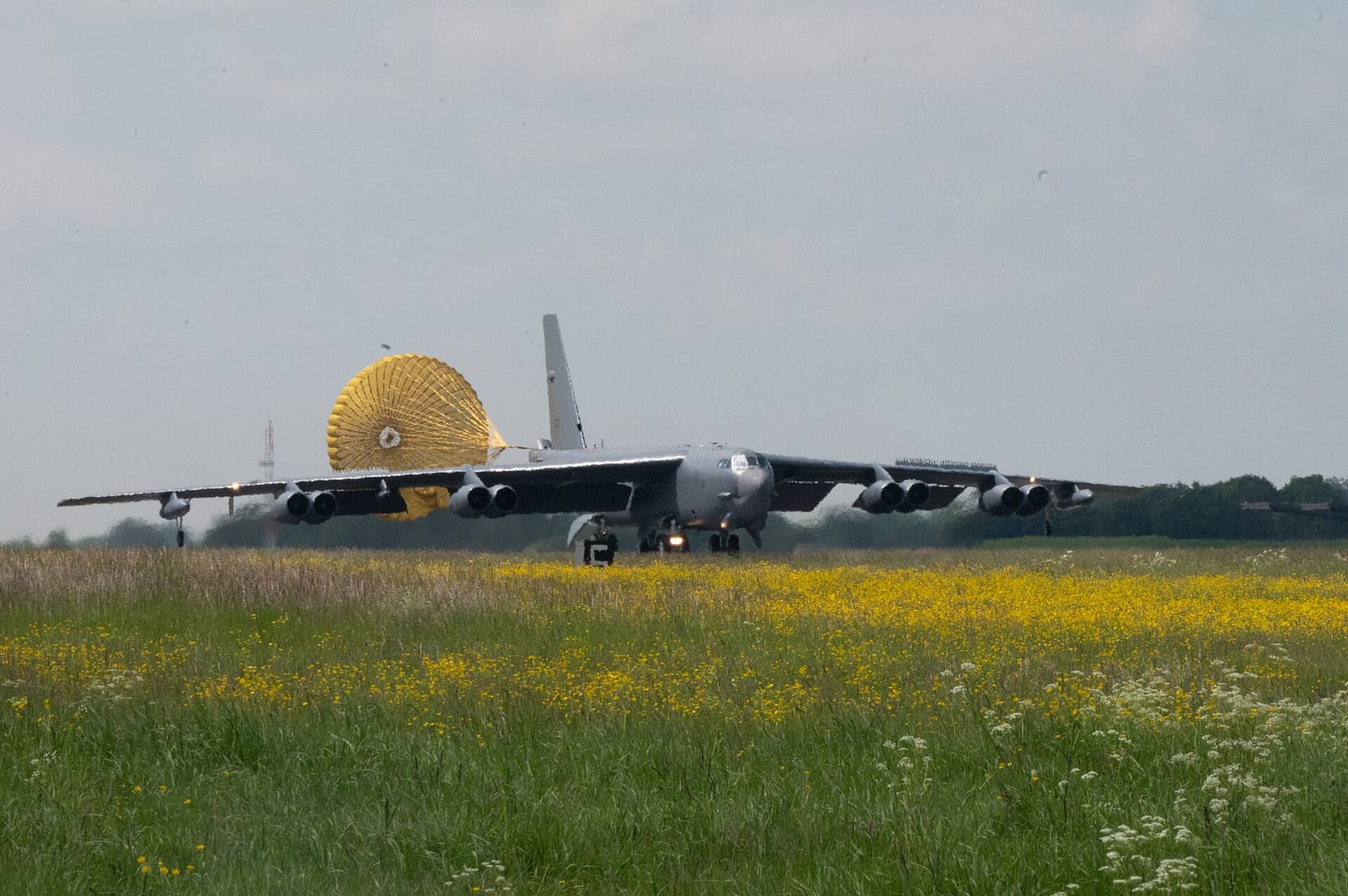 Foto de archivo: un B-52 Stratofortress aterriza en RAF Fairford, Inglaterra, mayo de 2024.