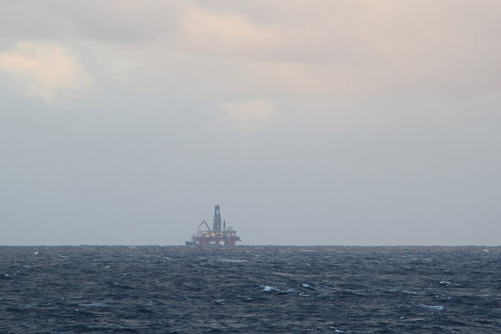 Foto de archivo: una plataforma de petróleo o gas en el mar del Norte, frente a Escocia.