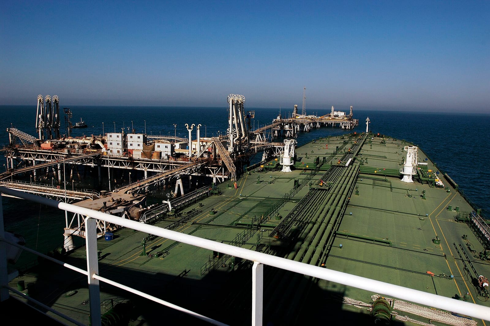 Foto de archivo: Un petrolero carga crudo en la terminal petrolera de Al Basrah, 2005.