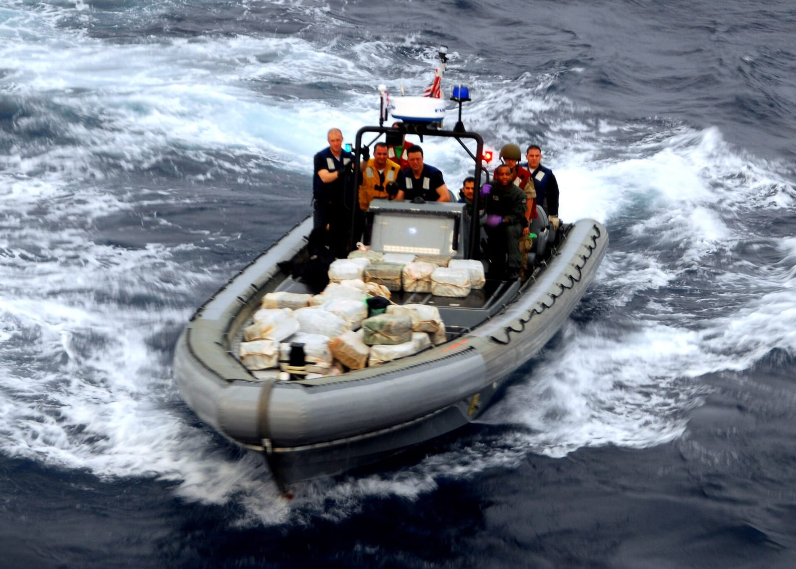 Foto de archivo: un equipo de abordaje de EE. UU. traslada cocaína incautada de una lancha rápida, Caribe, 2010.