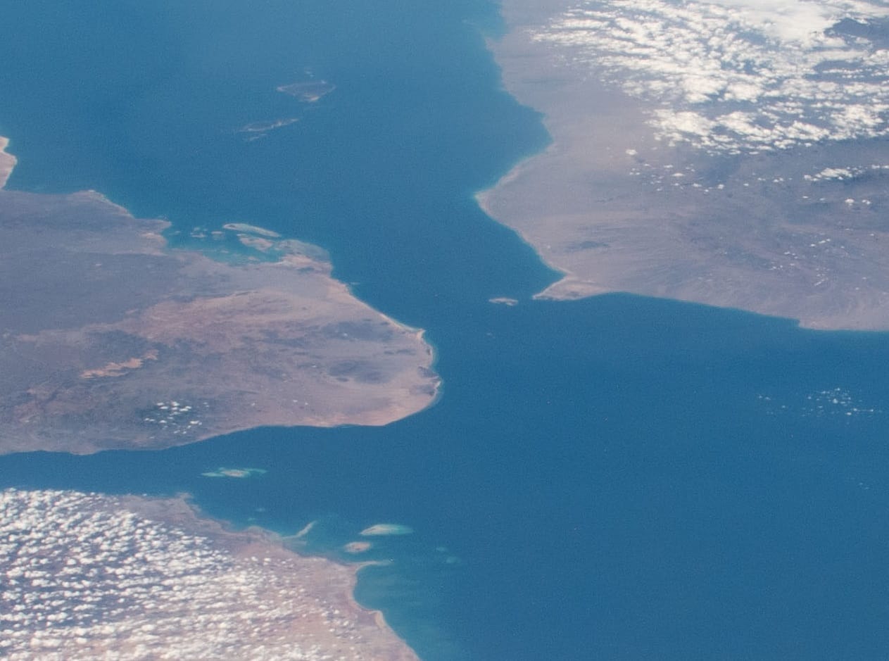 El estrecho de Bab el-Mandeb, entre Yemen y África, fotografiado desde la Estación Espacial Internacional.