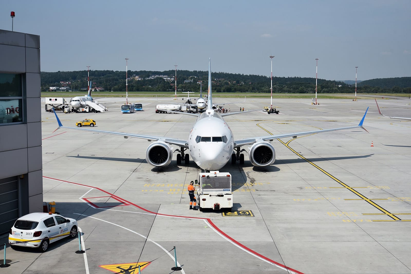 Foto de archivo: Boeing 737 MAX de flydubai en el aeropuerto de Cracovia, 2024.