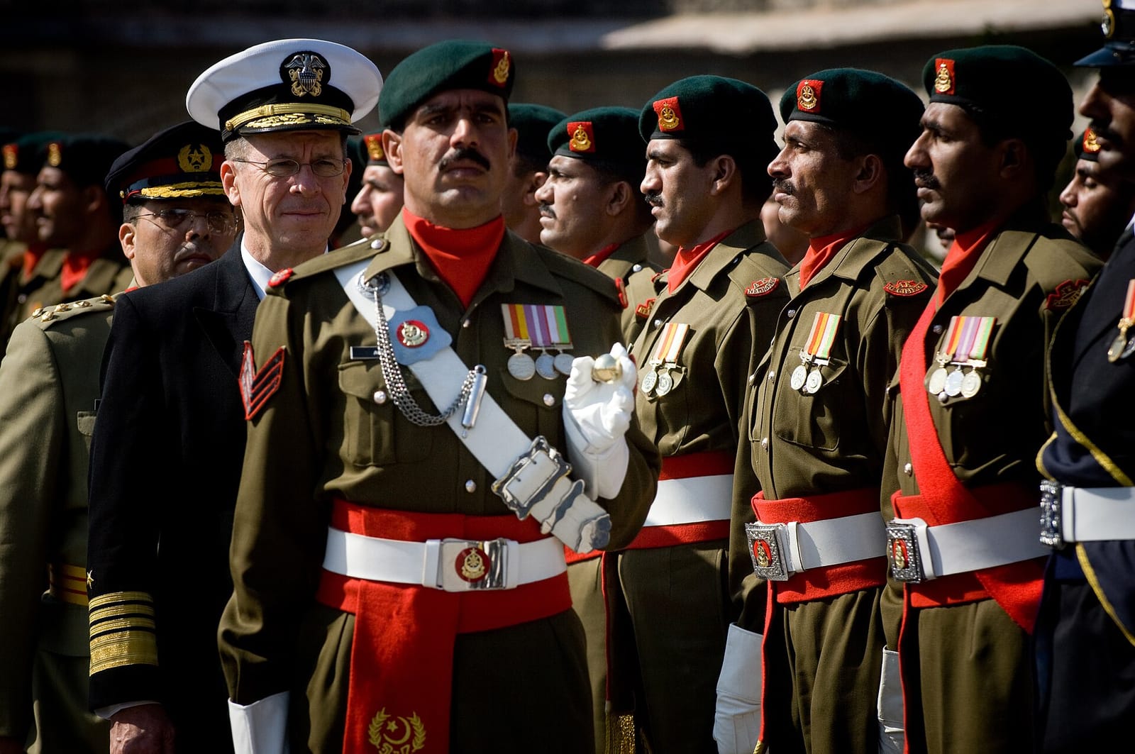 Photo d'archives : des soldats pakistanais lors d'une revue cérémonielle