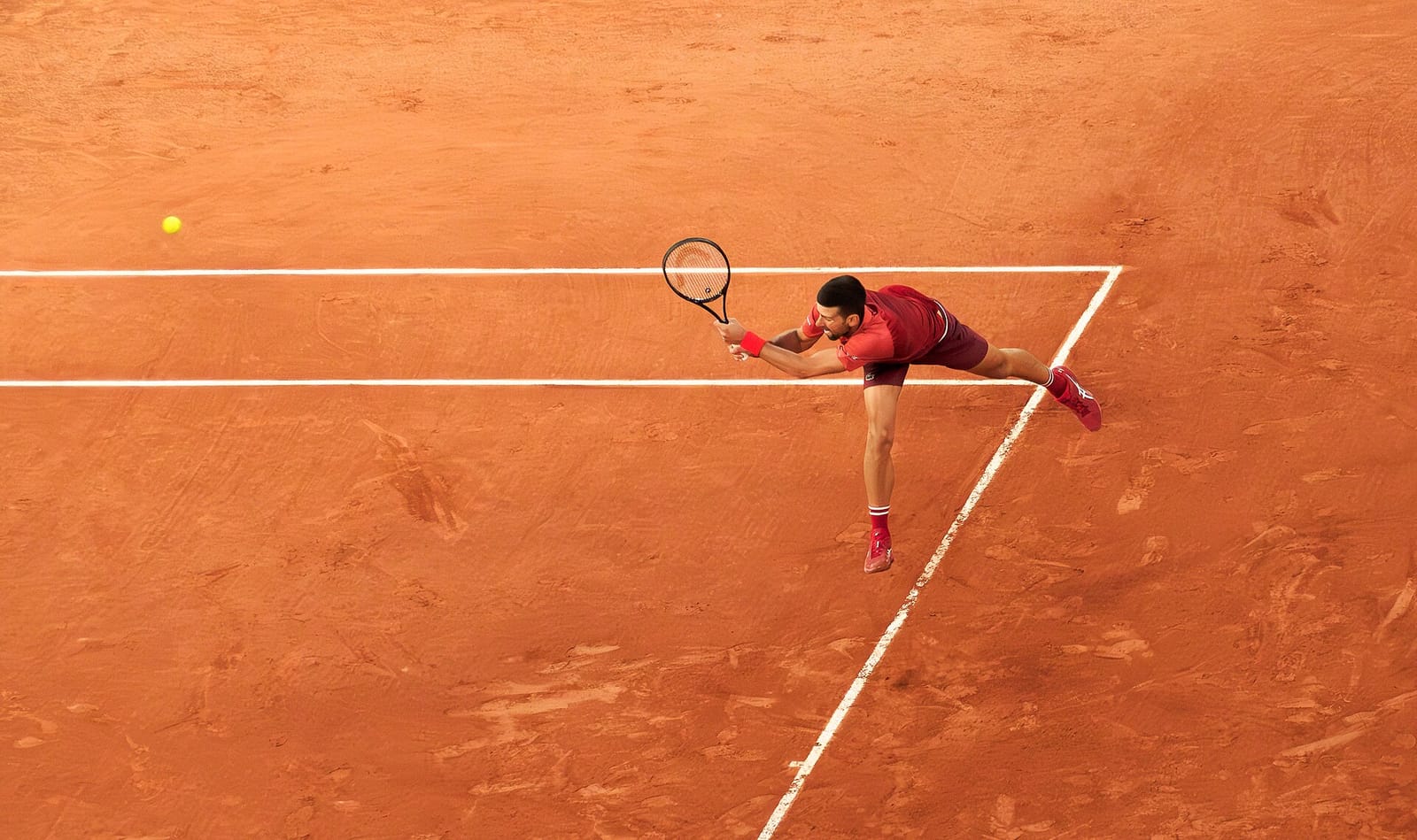 Archivfoto: Novak Djokovic spielt eine Rückhand bei den French Open 2024