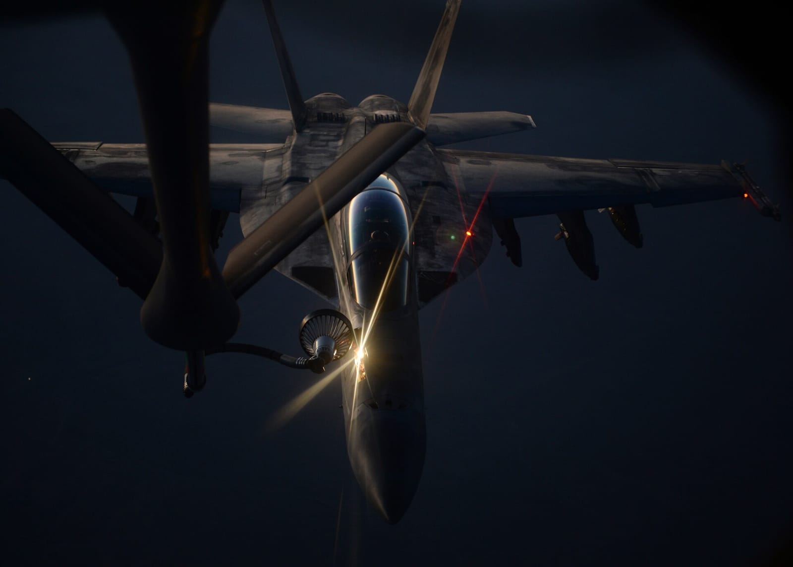 Photo d'archives : un avion de chasse américain se ravitaille auprès d'un KC-135 Stratotanker, 2014