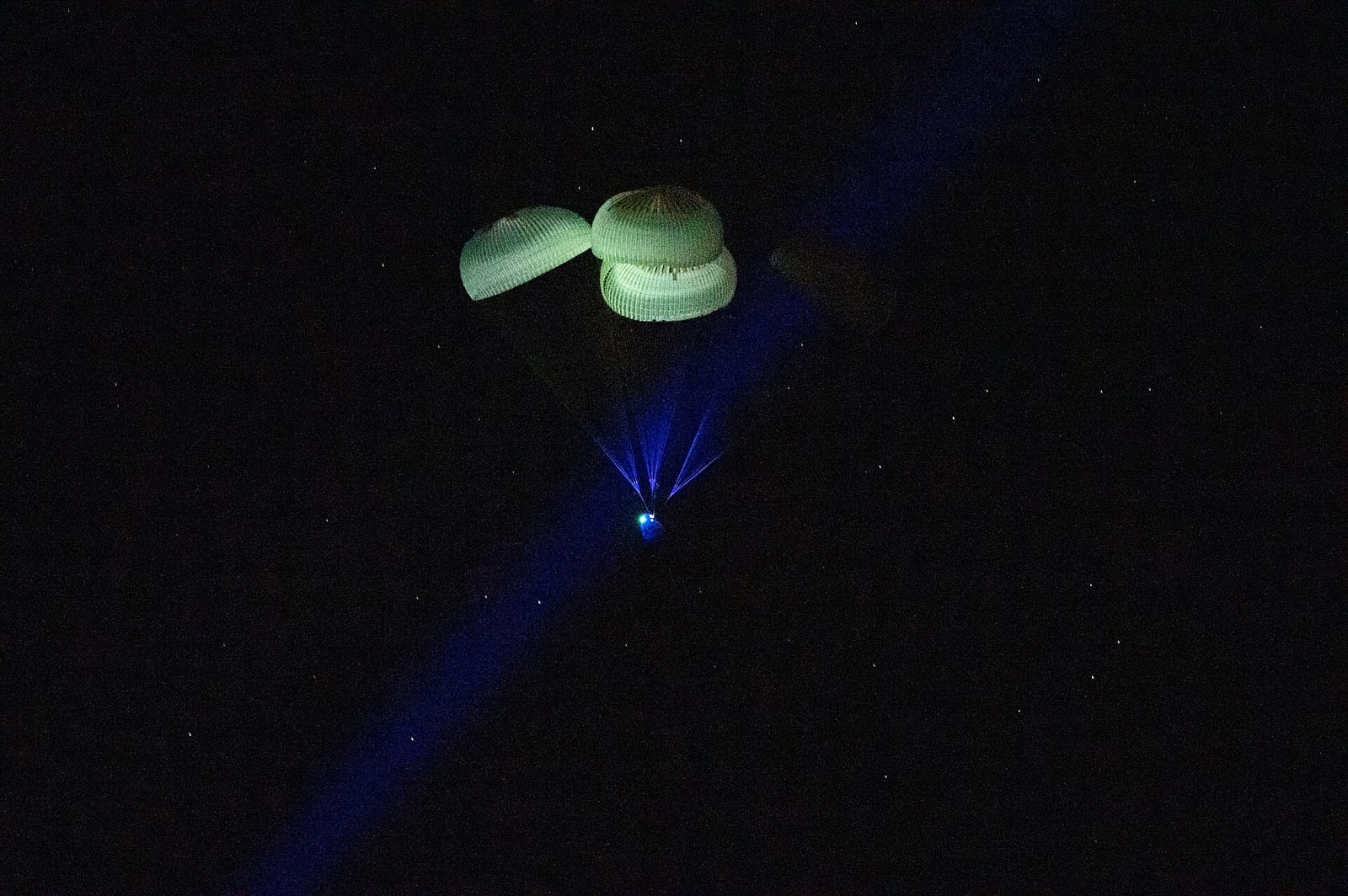 Photo d'archives : une capsule SpaceX Dragon amerrit sous ses parachutes, Crew-5, 2023