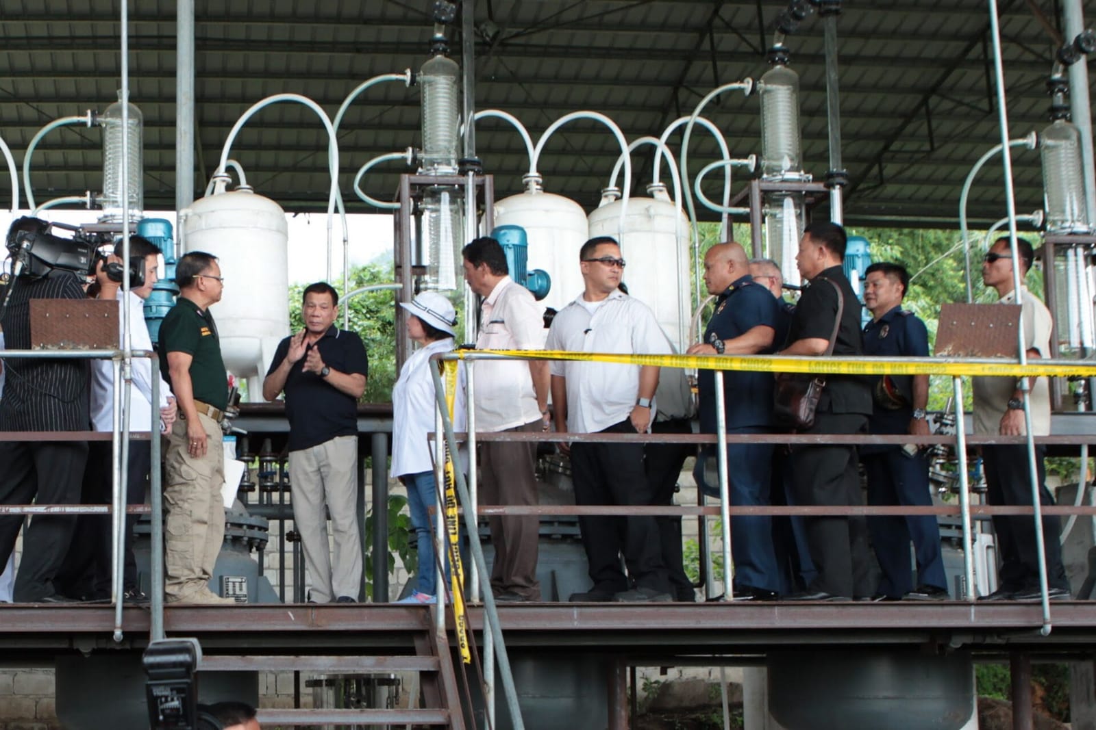 Foto de archivo: el presidente Rodrigo Duterte visita un laboratorio de drogas incautado en Pampanga