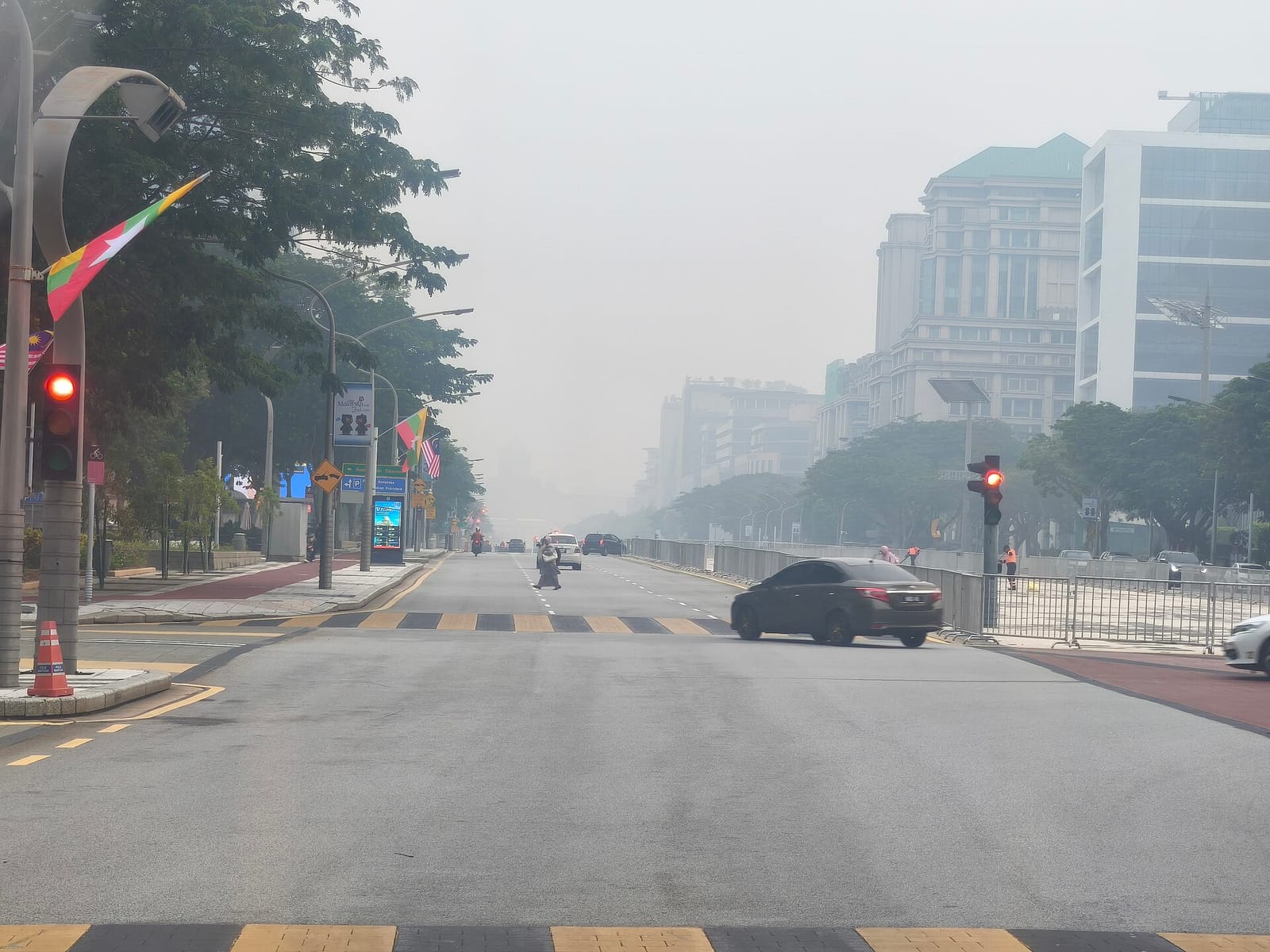 Government buildings along Persiaran Perdana, Putrajaya, shrouded in thick haze