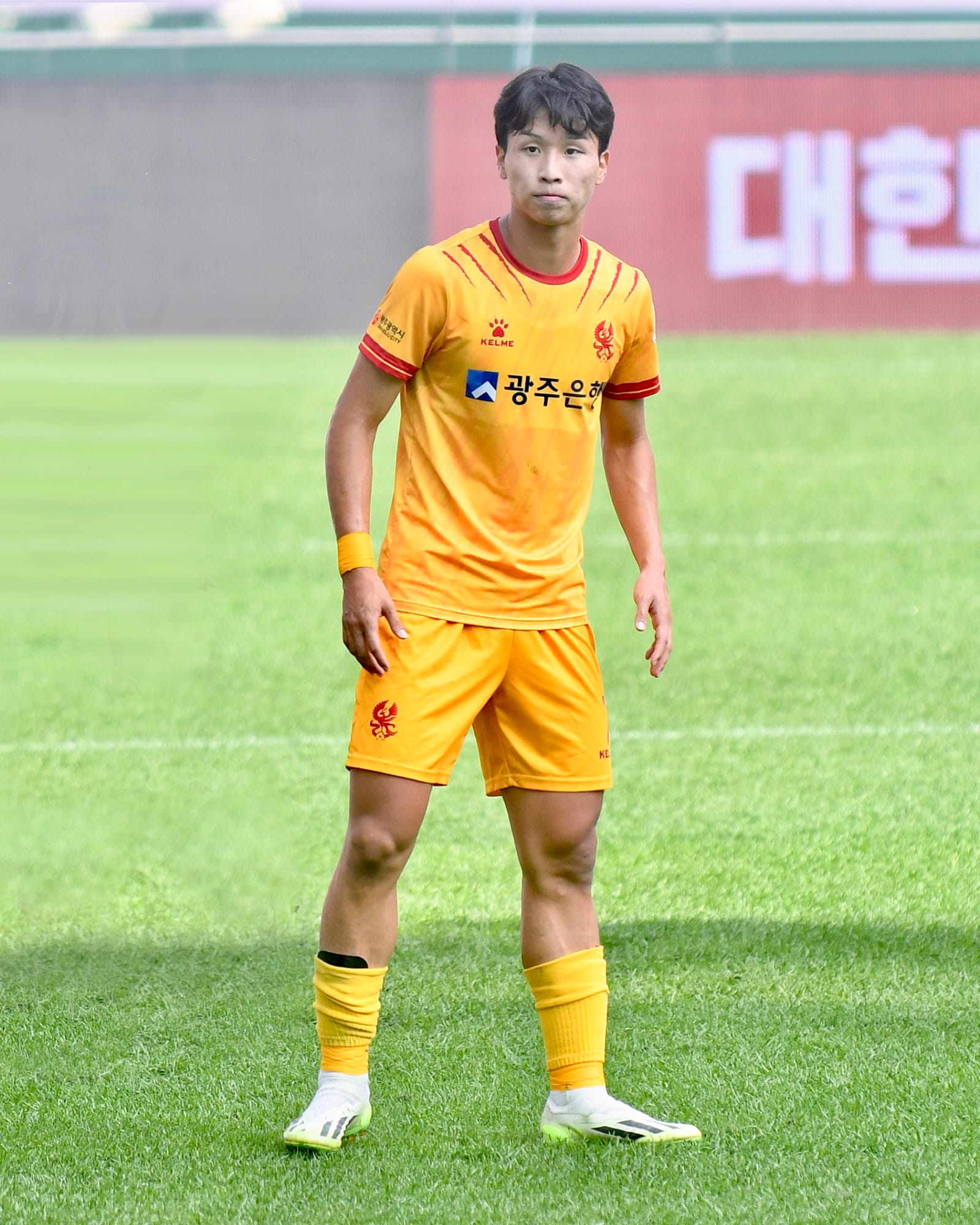 Foto de archivo: Eom Ji-sung jugando con el Gwangju FC en Seúl, 2023