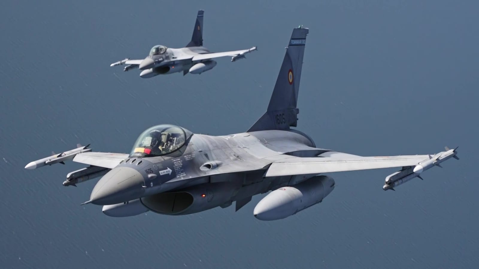 Archivbild: Zwei F-16 der rumänischen Luftwaffe fliegen über der Ostsee