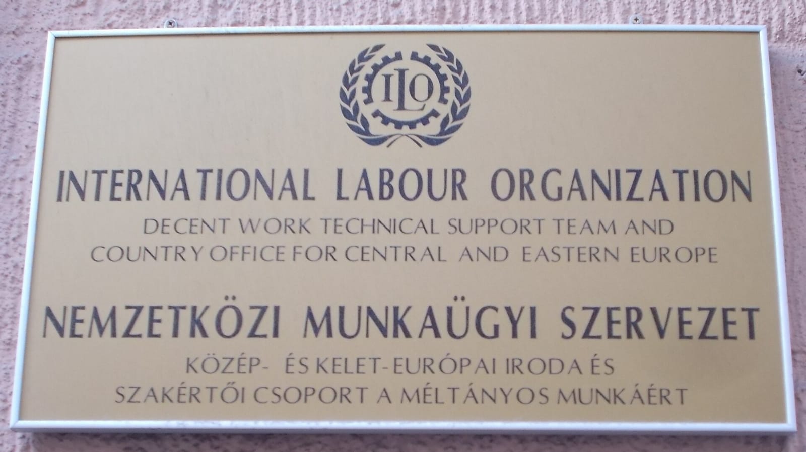 Archivfoto: Schild der Internationalen Arbeitsorganisation an einem Gebäude in Budapest