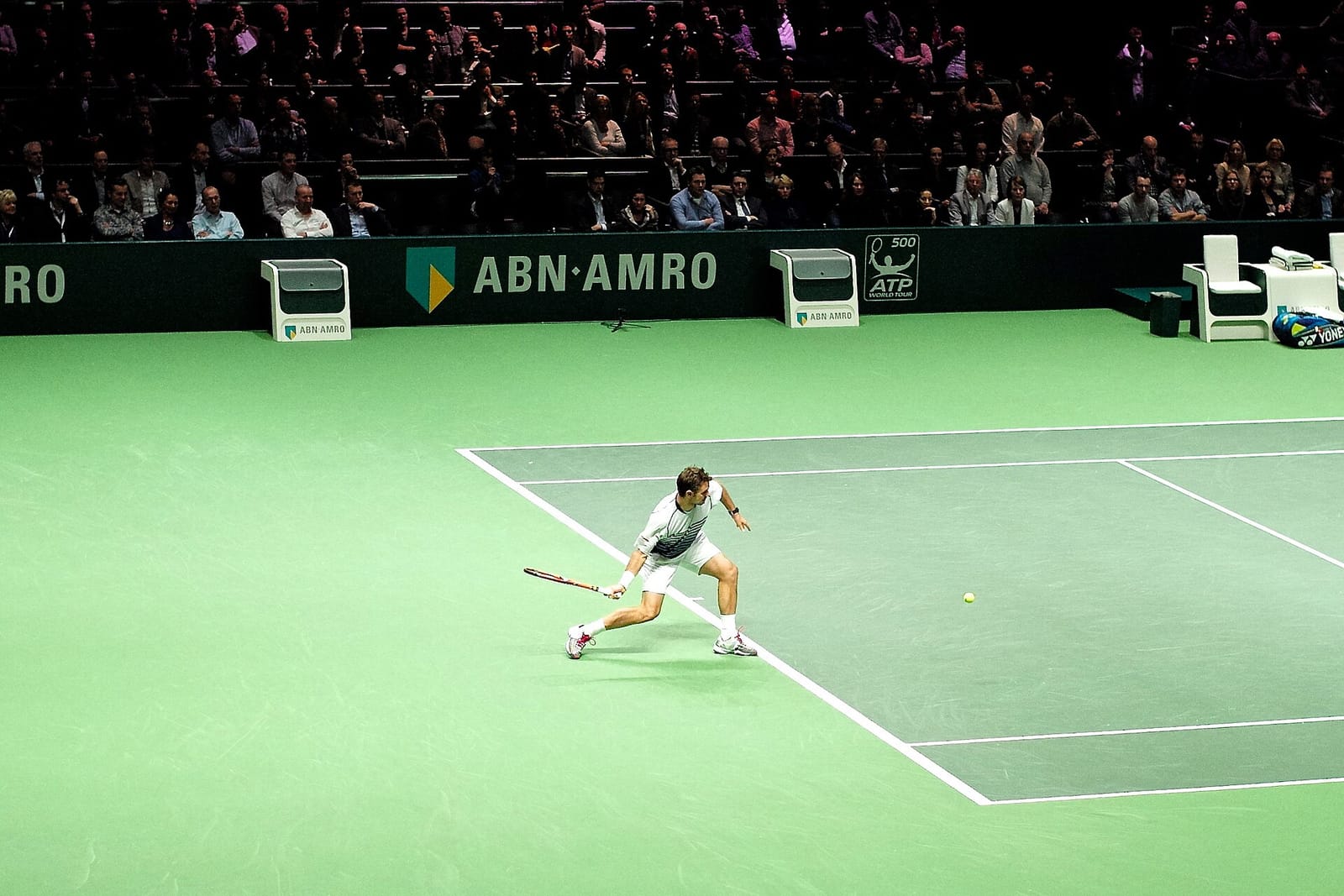 Archivfoto: Stan Wawrinka schlägt 2015 in Rotterdam einen Grundschlag.