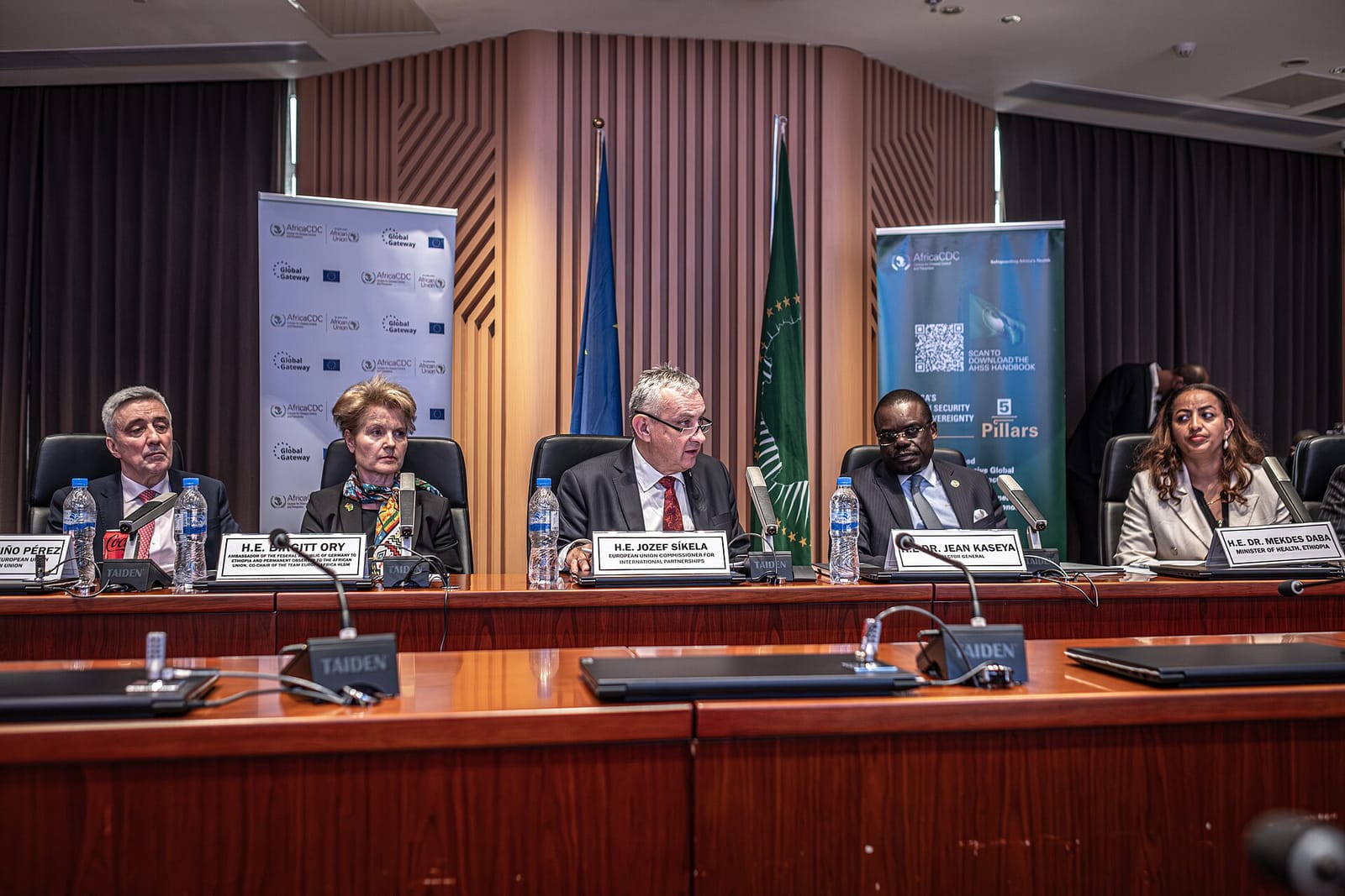 Archivbild: Africa-CDC-Generaldirektor Jean Kaseya mit Äthiopiens Gesundheitsminister(in)
