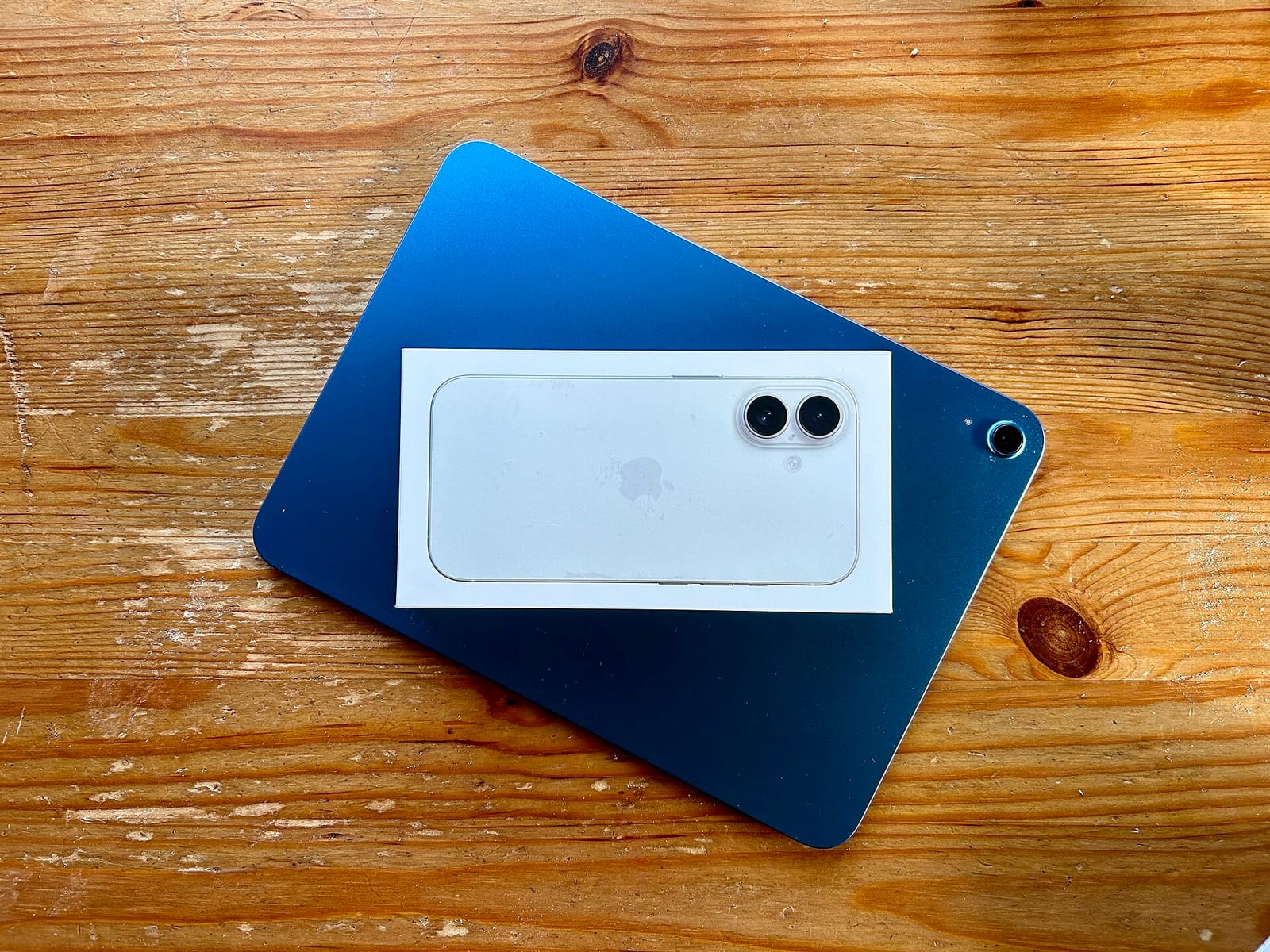 Archivbild: Apple iPad und verpacktes iPhone 16