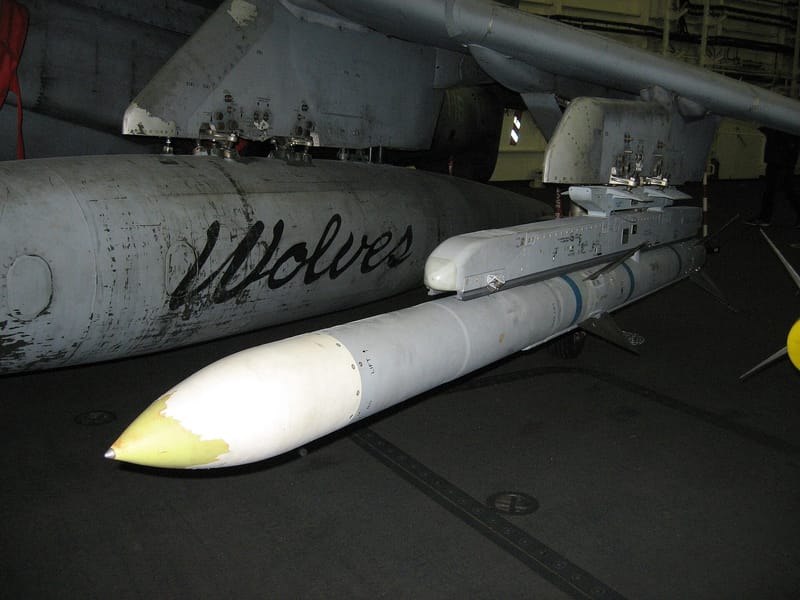 Raytheon erhält Auftrag über 20,7 Milliarden US-Dollar zur Beschleunigung der AMRAAM-Raketenproduktion