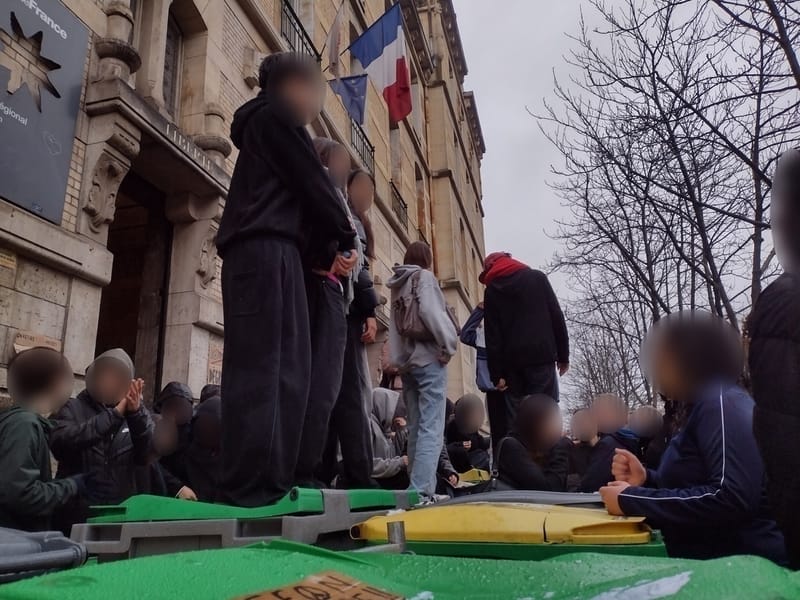 Environ 400 écoles françaises ferment alors que les manifestations d'élèves s'étendent, selon le ministre de l'Éducation