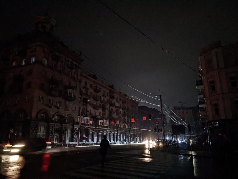 Ataques rusos matan al menos a seis personas en Ucrania y cortan la electricidad en Kiev, según las autoridades