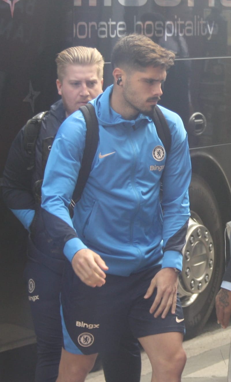 Neto scores twice in Chelsea win at Everton as Martínez is stretchered off