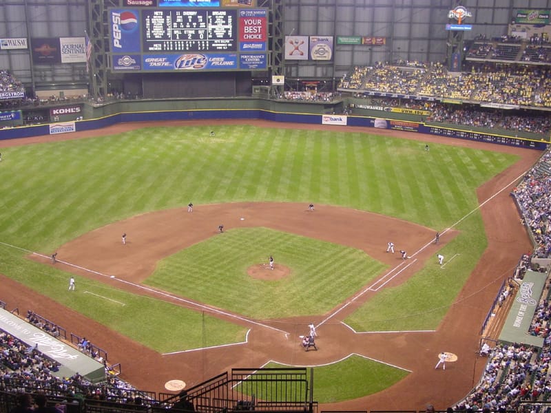 Brewers rally from 4-0 deficit to beat Rays 5-4, lead World Series 2-0