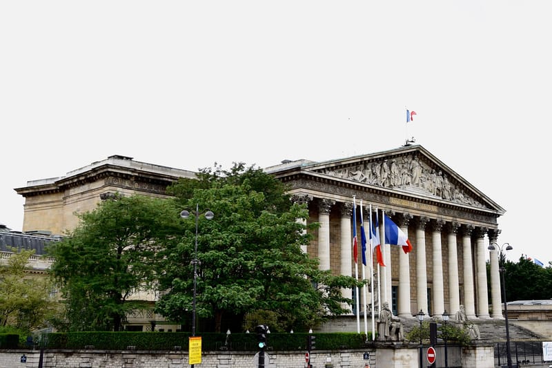 Un projet de loi français visant à faire payer jusqu'à 10 000 € aux émeutiers suscite l'opposition de défenseurs des droits, selon des médias
