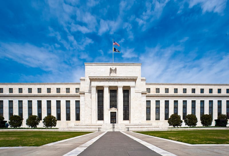 US-Notenbank Federal Reserve lässt Leitzins unverändert und will mehr Inflationsdaten abwarten